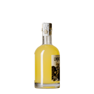 Bottiglia lato sinistro di Limoncello 350 ml, liquore artigianale fresco e tradizionale, preparato con limoni selezionati secondo l'antica ricetta Sorrentina, senza additivi né coloranti.