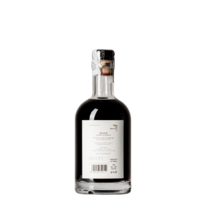 Bottiglia etichetta da 350 ml di Ratafia dei Briganti: il perfetto equilibrio tra dolcezza delle amarene e il gusto ricco del vino rosso e bianco, ideale per ogni occasione.