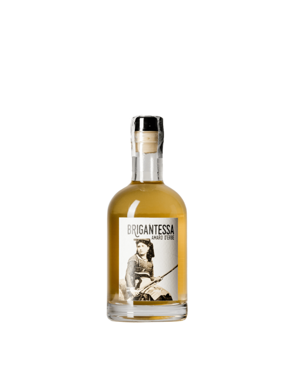 Bottiglia frontale La Brigantessa 350 ml, un liquore artigianale dal gusto dolce e originale, infuso con erbe, radici e scorze di agrumi, perfetto per chi ama i sapori intensi e delicati.