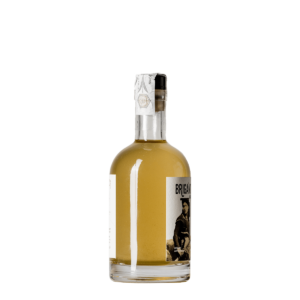 Left side bottle La Brigantessa 350 ml, a handcrafted liqueur with a sweet and original taste, infused with herbs, roots and citrus peels, perfect for those who love intense and delicate flavors.