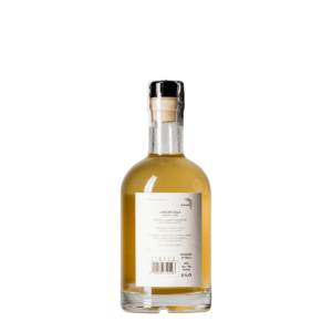 Bottle label La Brigantessa 350 ml, a handcrafted liqueur with a sweet and original taste, infused with herbs, roots and citrus peels, perfect for those who love intense and delicate flavors.