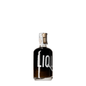 Bottiglia lato sinistro di Liquirizia 100 ml del Brigante: un liquore artigianale cremoso al 100% di polvere di liquirizia, per un'esperienza gustativa intensa e avvolgente.